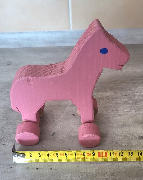 Drevený koník na kolieskach  - rúžový, 