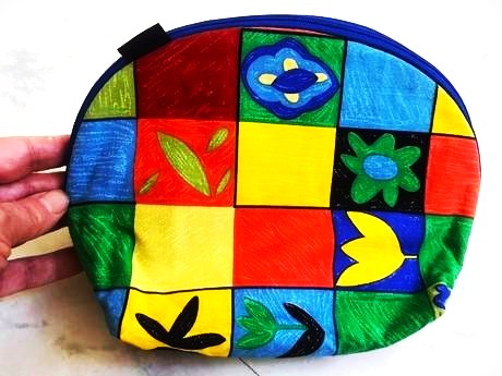 Pestrá kozmetická taštička,