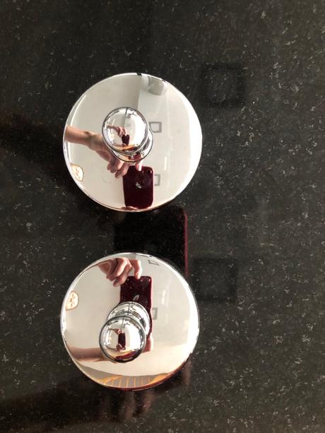 Chrómové kúpeľnové vešiaky,