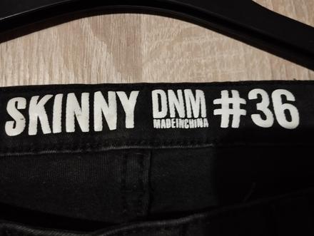 Rifle zdobené na členku a stehnách, 36