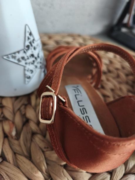 Tanečné topánky, 28