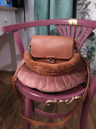 Malá hnedá kabelka s kožušinkou,