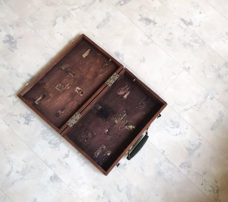 Starožitný drevený kufrík na náradie,