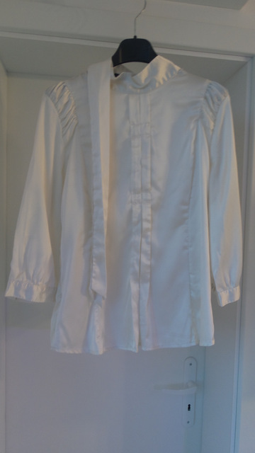 Trendy satenova bluzka s maslickou a 3/4 rukavom, s