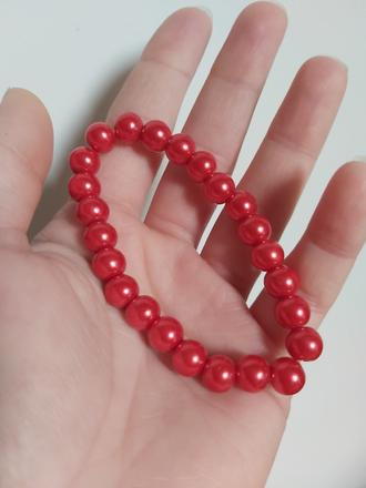 Červený náramok.,