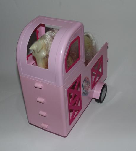 Príves pre koníky barbie,