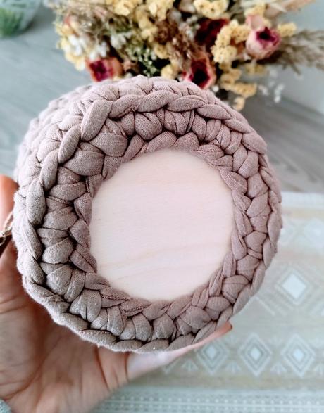 Háčkovaný košík s vekom,