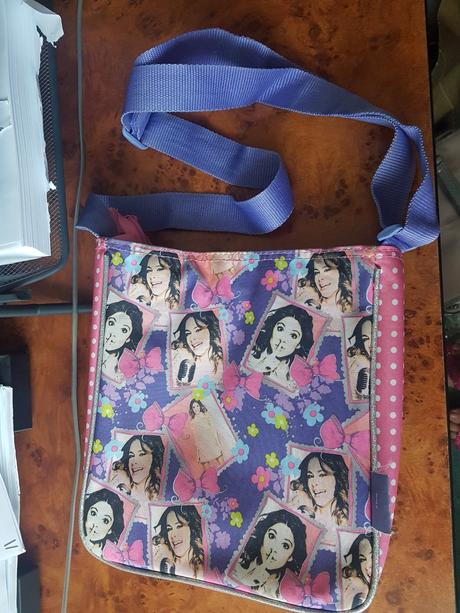 Violetta taska cez plece,