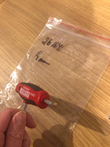 Kluc na nastavenie pritlaku na plastovych oknach,