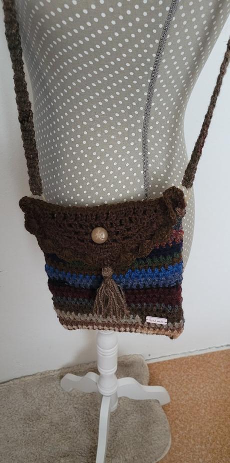 Háčkovaná crossbody kabelka,