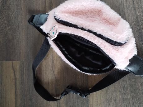 Crossbody ľadvinka, reserved