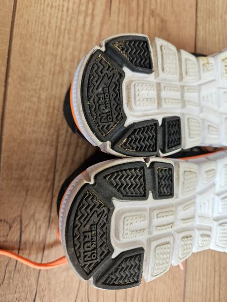 Tenisky born to run, 35