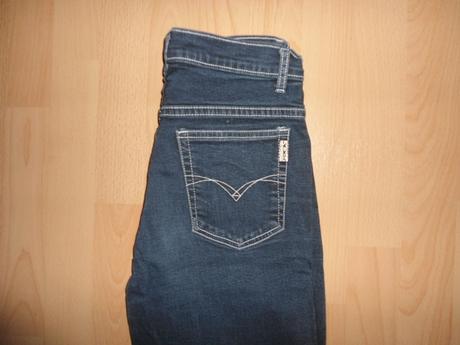 Dievcenske tmavomodre rifle, 158