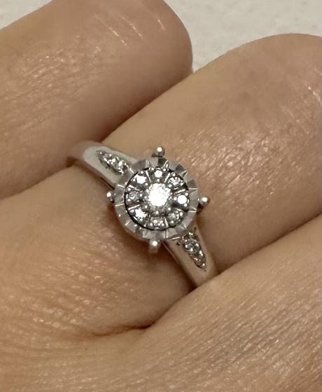 Prsteň z bieleho zlata 14k s diamantmi zn. izlato,