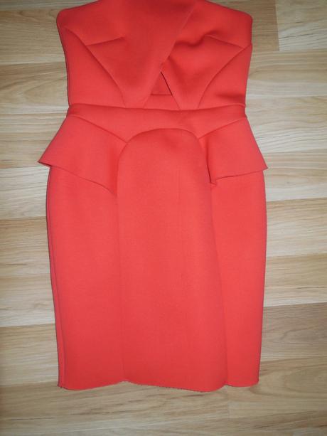 Červené spoločenské šaty, 34