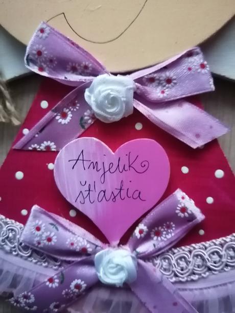 Drevený anjelik šťastia dievčatko,