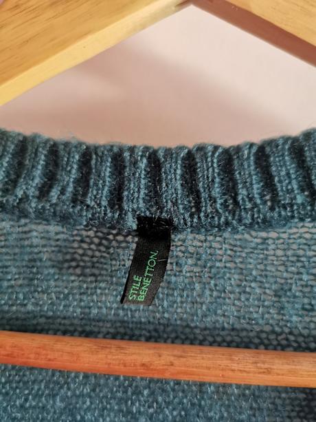 Svetrík s hlbokým výstrihom, benetton,l