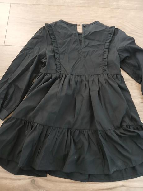 Čierne šaty s volanikmi, krásne, super stav, sinsay,116