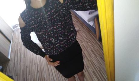 Kvetovaná blúzka cold shoulder, sinsay,m