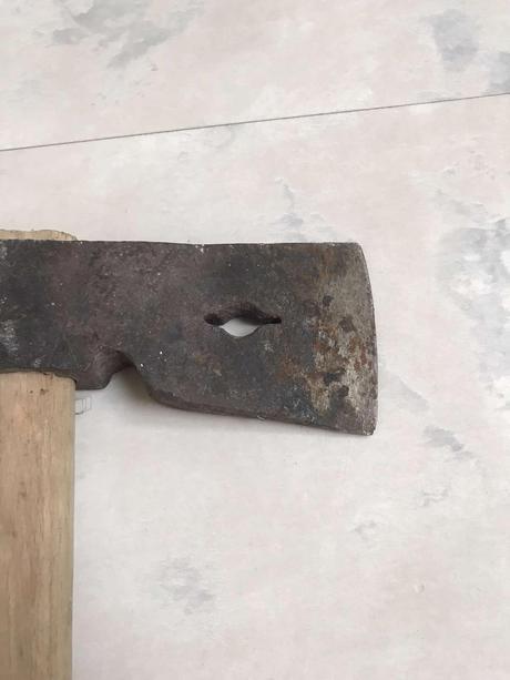 Stará ťažká oceľová sekera,