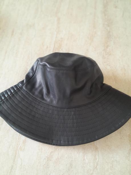 Koženkový klobúk, reserved