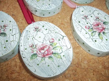 Drevené vajíčko s ružičkami,