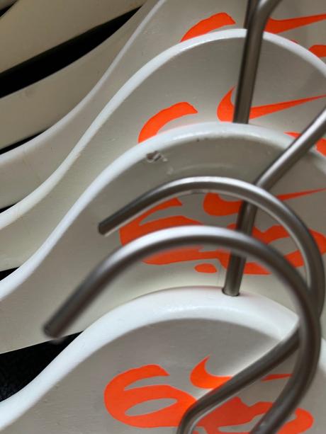 Biele vešiaky nike 6.0, 