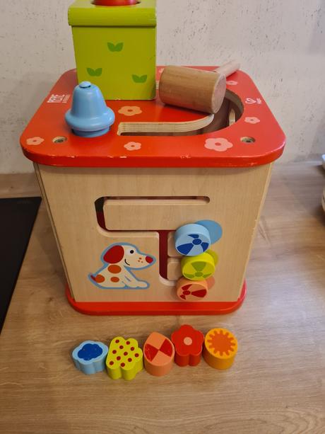 Velka drevena montessori aktivity kocka,