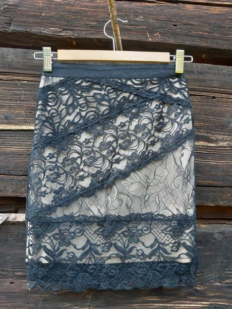 Pekná čipkovaná sukňa, 34