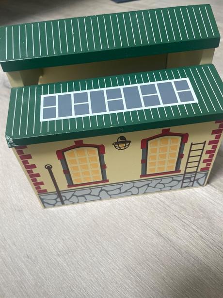 Maxim drevená depo stanica pre vláčiky,