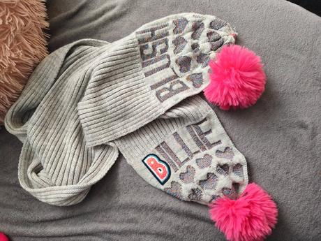 Dievčenský šál s brmbolcami, 