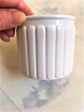 Starožitná porcelánová nádobka,