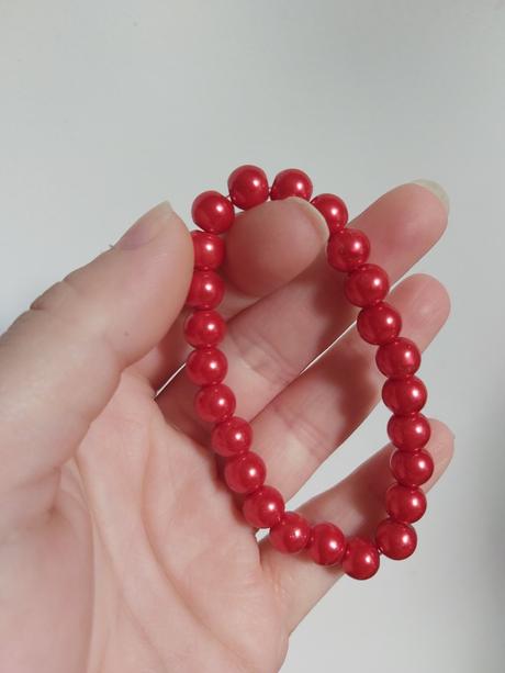 Červený náramok., 