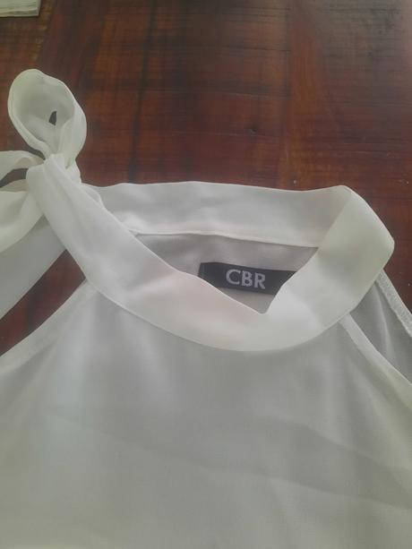 Tenka ľahká blúzka s odhalenymi ramenami, m