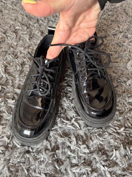 Lesklé mokasínky, 33