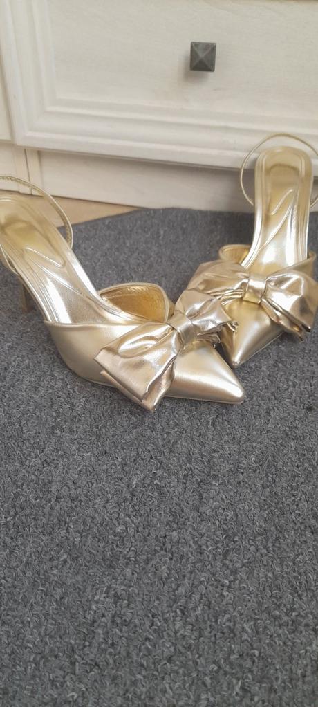 Lodičky s mašľou, 39