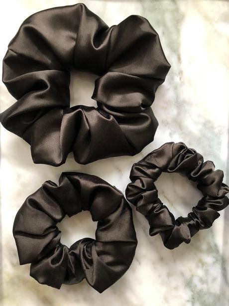 Saténová gumička scrunchie čierna, 