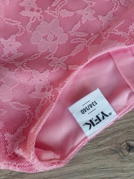 Čipkované šaty s opaskom, 134