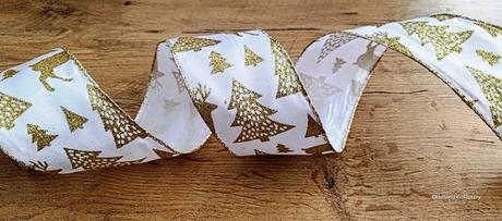 Ozdobná stuha - s drôtom- zlaté stromčeky, 