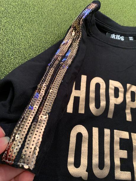 Šaty s nápisom, 134