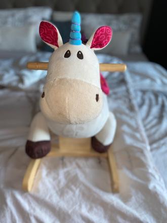 B-toys hojdací jednorožec dilly dally,
