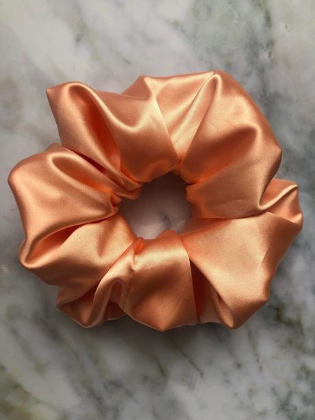 Saténová gumička scrunchie marhuľová, 