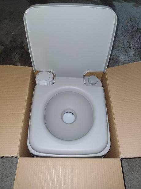 Prenosna toaleta 20l - nikdy nepouzita,