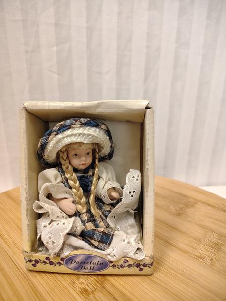 Zberateľská porcel. bábika, pôvodné balenie 11 cm, 