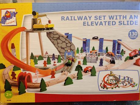 Drevená vláčkodráha so šmýkačkou a žeriavom,