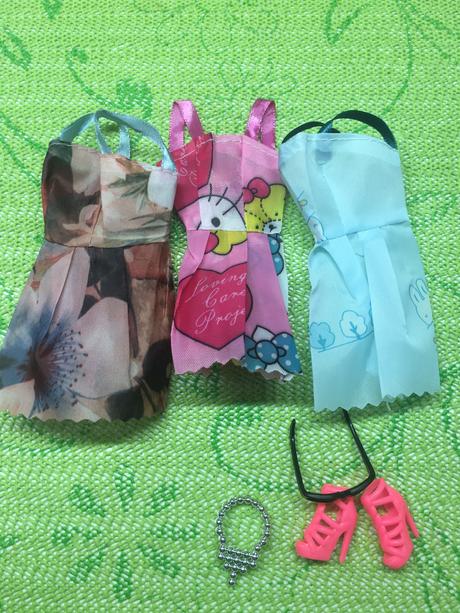 Šaty pre barbie a doplnky, 