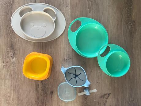 Podbradníky, fľaša, misky, príbor, 