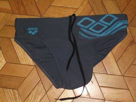 Šedomodré plavky, 34