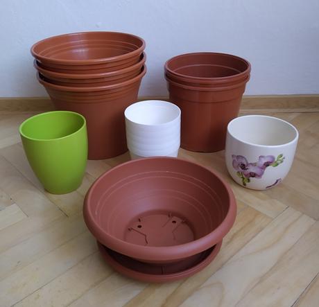 Set črepníky a kvetináče,