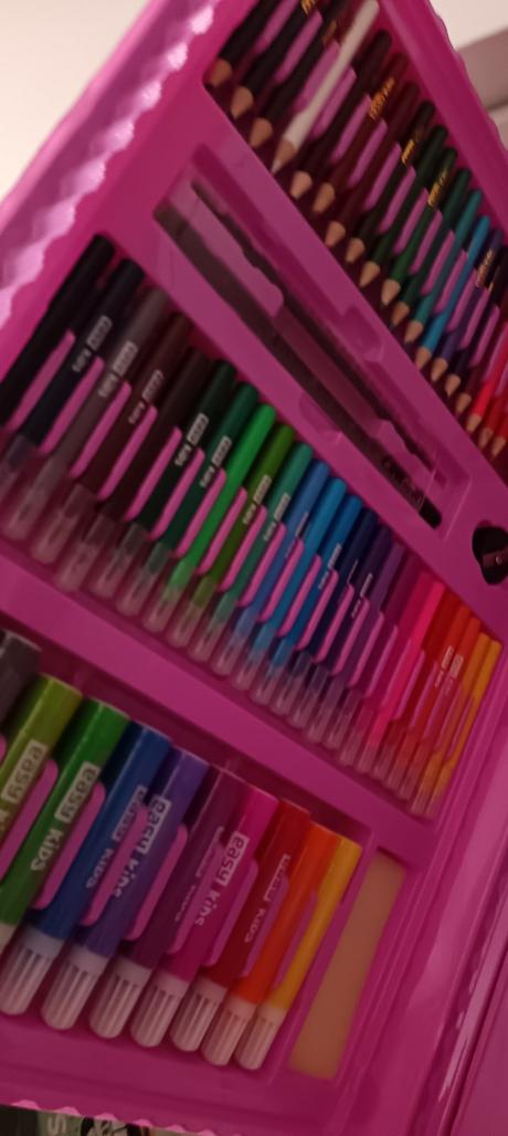 Obrovský kufrík s množstvom farbičiek,fixiek,